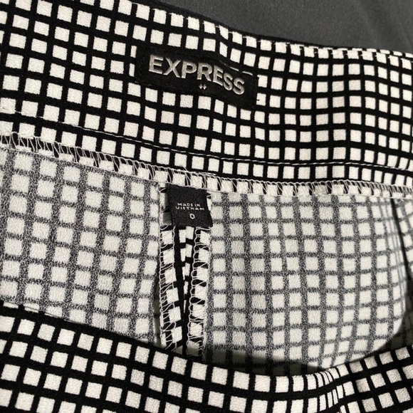 Express Shorts - Picture 5 of 6